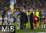 04.06.2025, Fussball UEFA Nations League 2024/25,  Halbfinale, Deutschland - Portugal, in der Allianz-Arena Mnchen. Joshua Kimmich (mitte, FC Bayern Mnchen) bekommt eine Ehrung fr 100 Lnderspiele von Sportdirektor Rudi Vller (li, Deutschland) und DFB Prsident Bernd Neuendorf (re, Deutschland). li: Jonathan Tah (Deutschland), Torwart Marc Andre ter-Stegen (Deutschland), dahinter mit dem Wimpel der Sohn von Kimmich, der berraschend fr den Papa als Einlaufkind ausgewhlt wurde.