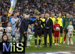 04.06.2025, Fussball UEFA Nations League 2024/25,  Halbfinale, Deutschland - Portugal, in der Allianz-Arena Mnchen. Joshua Kimmich (mitte, FC Bayern Mnchen) bekommt eine Ehrung fr 100 Lnderspiele von Sportdirektor Rudi Vller (li, Deutschland) und DFB Prsident Bernd Neuendorf (re, Deutschland). li: Jonathan Tah (Deutschland), Torwart Marc Andre ter-Stegen (Deutschland), dahinter mit dem grnen DFB-Wimpel der Sohn von Kimmich, der berraschend fr den Papa als Einlaufkind ausgewhlt wurde.
