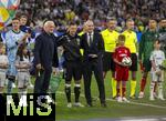 04.06.2025, Fussball UEFA Nations League 2024/25,  Halbfinale, Deutschland - Portugal, in der Allianz-Arena Mnchen. Joshua Kimmich (mitte, FC Bayern Mnchen) bekommt eine Ehrung fr 100 Lnderspiele von Sportdirektor Rudi Vller (li, Deutschland) und DFB Prsident Bernd Neuendorf (re, Deutschland). li: Jonathan Tah (Deutschland), Torwart Marc Andre ter-Stegen (Deutschland), 