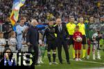 04.06.2025, Fussball UEFA Nations League 2024/25,  Halbfinale, Deutschland - Portugal, in der Allianz-Arena Mnchen. Joshua Kimmich (mitte, FC Bayern Mnchen) bekommt eine Ehrung fr 100 Lnderspiele von Sportdirektor Rudi Vller (li, Deutschland) und DFB Prsident Bernd Neuendorf (re, Deutschland). li: Jonathan Tah (Deutschland), Torwart Marc Andre ter-Stegen (Deutschland), dahinter mit dem grnen DFB-Wimpel der Sohn von Kimmich, der berraschend fr den Papa als Einlaufkind ausgewhlt wurde.