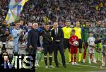 04.06.2025, Fussball UEFA Nations League 2024/25,  Halbfinale, Deutschland - Portugal, in der Allianz-Arena Mnchen. Joshua Kimmich (mitte, FC Bayern Mnchen) bekommt eine Ehrung fr 100 Lnderspiele von Sportdirektor Rudi Vller (li, Deutschland) und DFB Prsident Bernd Neuendorf (re, Deutschland). li: Jonathan Tah (Deutschland), Torwart Marc Andre ter-Stegen (Deutschland), 
