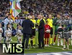 04.06.2025, Fussball UEFA Nations League 2024/25,  Halbfinale, Deutschland - Portugal, in der Allianz-Arena Mnchen. Joshua Kimmich (mitte, FC Bayern Mnchen) bekommt eine Ehrung fr 100 Lnderspiele von Sportdirektor Rudi Vller (li, Deutschland) und DFB Prsident Bernd Neuendorf (re, Deutschland). li: Jonathan Tah (Deutschland), Torwart Marc Andre ter-Stegen (Deutschland), dahinter mit dem Wimpel der Sohn von Kimmich, der berraschend fr den Papa als Einlaufkind ausgewhlt wurde.