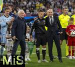 04.06.2025, Fussball UEFA Nations League 2024/25,  Halbfinale, Deutschland - Portugal, in der Allianz-Arena Mnchen. Joshua Kimmich (mitte, FC Bayern Mnchen) bekommt eine Ehrung fr 100 Lnderspiele von Sportdirektor Rudi Vller (li, Deutschland) und DFB Prsident Bernd Neuendorf (re, Deutschland). li: Jonathan Tah (Deutschland), Torwart Marc Andre ter-Stegen (Deutschland), dahinter mit dem grnen DFB-Wimpel der Sohn von Kimmich, der berraschend fr den Papa als Einlaufkind ausgewhlt wurde.