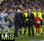 04.06.2025, Fussball UEFA Nations League 2024/25,  Halbfinale, Deutschland - Portugal, in der Allianz-Arena Mnchen. Joshua Kimmich (mitte, FC Bayern Mnchen) bekommt eine Ehrung fr 100 Lnderspiele von Sportdirektor Rudi Vller (li, Deutschland) und DFB Prsident Bernd Neuendorf (re, Deutschland). li: Jonathan Tah (Deutschland), Torwart Marc Andre ter-Stegen (Deutschland), dahinter mit dem grnen DFB-Wimpel der Sohn von Kimmich, der berraschend fr den Papa als Einlaufkind ausgewhlt wurde.