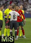 04.06.2025, Fussball UEFA Nations League 2024/25,  Halbfinale, Deutschland - Portugal, in der Allianz-Arena Mnchen. v.li: Joshua Kimmich (FC Bayern Mnchen) und Serge Gnabry (FC Bayern Mnchen) bei der Platzwahl.