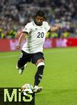 04.06.2025, Fussball UEFA Nations League 2024/25,  Halbfinale, Deutschland - Portugal, in der Allianz-Arena Mnchen. Serge Gnabry (Deutschland) am Ball 