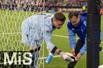 04.06.2025, Fussball UEFA Nations League 2024/25,  Halbfinale, Deutschland - Portugal, in der Allianz-Arena Mnchen. Torwart Marc Andre ter-Stegen (Deutschland) bekommt vom Betreuer eine kleine Tube hinters Tor gereicht,
