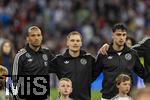 04.06.2025, Fussball UEFA Nations League 2024/25,  Halbfinale, Deutschland - Portugal, in der Allianz-Arena Mnchen. Aufstellung zur Nationalhymne, von links:  Leroy Sane (Deutschland), Florian Wirtz (Deutschland), Aleksandar Pavlovic (Deutschland), 