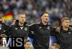 04.06.2025, Fussball UEFA Nations League 2024/25,  Halbfinale, Deutschland - Portugal, in der Allianz-Arena Mnchen. Aufstellung zur Nationalhymne, von links:  Waldemar Anton (Deutschland), Robin Koch (Deutschland), Maximilian Mittelstdt (Deutschland), 