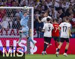 04.06.2025, Fussball UEFA Nations League 2024/25,  Halbfinale, Deutschland - Portugal, in der Allianz-Arena Mnchen. li: Torwart Marc Andre ter-Stegen (Deutschland) steigt zum Ball hoch.