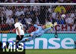 04.06.2025, Fussball UEFA Nations League 2024/25,  Halbfinale, Deutschland - Portugal, in der Allianz-Arena Mnchen. Torwart Marc Andre ter-Stegen (Deutschland) hechtet zum Ball.