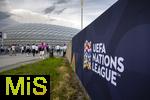 04.06.2025, Fussball UEFA Nations League 2024/25,  Halbfinale, Deutschland - Portugal, in der Allianz-Arena Mnchen. Zuschauer strmen zu den Eingngen vor Spielbeginn. 