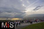 04.06.2025, Fussball UEFA Nations League 2024/25,  Halbfinale, Deutschland - Portugal, in der Allianz-Arena Mnchen. Vor dem Spiel bilden sich starke Gewitterwolken nahe des Stadions.  Zuschauer strmen auf der Esplanade zu den Eingngen vor Spielbeginn.  