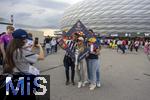 04.06.2025, Fussball UEFA Nations League 2024/25,  Halbfinale, Deutschland - Portugal, in der Allianz-Arena Mnchen. Zuschauer bei einer Fotoaktion vor Spielbeginn auf der Esplanade.