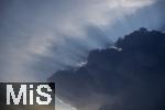 04.06.2025, Fussball UEFA Nations League 2024/25,  Halbfinale, Deutschland - Portugal, in der Allianz-Arena Mnchen. Vor dem Spiel bilden sich starke Gewitterwolken nahe des Stadions.