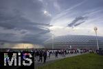 04.06.2025, Fussball UEFA Nations League 2024/25,  Halbfinale, Deutschland - Portugal, in der Allianz-Arena Mnchen. Vor dem Spiel bilden sich starke Gewitterwolken nahe des Stadions.  Zuschauer strmen auf der Esplanade zu den Eingngen vor Spielbeginn.  