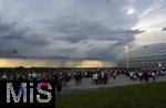04.06.2025, Fussball UEFA Nations League 2024/25,  Halbfinale, Deutschland - Portugal, in der Allianz-Arena Mnchen. Vor dem Spiel bilden sich starke Gewitterwolken nahe des Stadions.  Zuschauer strmen auf der Esplanade zu den Eingngen vor Spielbeginn. 