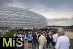 04.06.2025, Fussball UEFA Nations League 2024/25,  Halbfinale, Deutschland - Portugal, in der Allianz-Arena Mnchen. Zuschauer strmen zu den Eingngen vor Spielbeginn.  