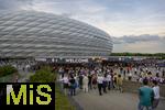 04.06.2025, Fussball UEFA Nations League 2024/25,  Halbfinale, Deutschland - Portugal, in der Allianz-Arena Mnchen. Zuschauer strmen zu den Eingngen vor Spielbeginn.  