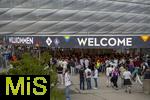 04.06.2025, Fussball UEFA Nations League 2024/25,  Halbfinale, Deutschland - Portugal, in der Allianz-Arena Mnchen. Zuschauer strmen zu den Eingngen vor Spielbeginn.  