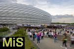 04.06.2025, Fussball UEFA Nations League 2024/25,  Halbfinale, Deutschland - Portugal, in der Allianz-Arena Mnchen. Zuschauer strmen zu den Eingngen vor Spielbeginn.  