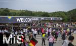 04.06.2025, Fussball UEFA Nations League 2024/25,  Halbfinale, Deutschland - Portugal, in der Allianz-Arena Mnchen. Zuschauer strmen zu den Eingngen vor Spielbeginn.  