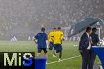 04.06.2025, Fussball UEFA Nations League 2024/25,  Halbfinale, Deutschland - Portugal, in der Allianz-Arena Mnchen. Vor dem Spiel geht ein Hagelsturm ber dem Stadion herunter. Die Spieler mssen wieder vom Platzt gehen beim Aufwrmen.