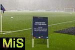 04.06.2025, Fussball UEFA Nations League 2024/25,  Halbfinale, Deutschland - Portugal, in der Allianz-Arena Mnchen. Vor dem Spiel geht ein Hagelsturm ber dem Stadion herunter. Schild: Bitte Rasenflche nicht betreten. 