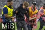04.06.2025, Fussball UEFA Nations League 2024/25,  Halbfinale, Deutschland - Portugal, in der Allianz-Arena Mnchen. Ronaldo-Fan der auf den Platz strmte wird von Ordnern abgefhrt.
