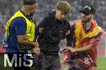 04.06.2025, Fussball UEFA Nations League 2024/25,  Halbfinale, Deutschland - Portugal, in der Allianz-Arena Mnchen. Ronaldo-Fan der auf den Platz strmte wird von Ordnern abgefhrt.