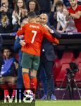 04.06.2025, Fussball UEFA Nations League 2024/25,  Halbfinale, Deutschland - Portugal, in der Allianz-Arena Mnchen. Auswechslung Cristiano Ronaldo (Portugal), Trainer Roberto Martinez (Portugal) umarmt ihn 