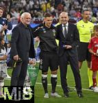 04.06.2025, Fussball UEFA Nations League 2024/25,  Halbfinale, Deutschland - Portugal, in der Allianz-Arena Mnchen. Joshua Kimmich (Deutschland) wird fr sein 100. Lnderspiel geehrt von DFB Prsident Bernd Neuendorf (Deutschland) und Rudi Vller (Deutschland).