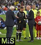 04.06.2025, Fussball UEFA Nations League 2024/25,  Halbfinale, Deutschland - Portugal, in der Allianz-Arena Mnchen. Joshua Kimmich (Deutschland) wird fr sein 100. Lnderspiel geehrt von DFB Prsident Bernd Neuendorf (Deutschland) und Rudi Vller (Deutschland).