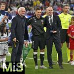 04.06.2025, Fussball UEFA Nations League 2024/25,  Halbfinale, Deutschland - Portugal, in der Allianz-Arena Mnchen. Joshua Kimmich (Deutschland) wird fr sein 100. Lnderspiel geehrt von DFB Prsident Bernd Neuendorf (Deutschland) und Rudi Vller (Deutschland).