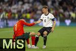 04.06.2025, Fussball UEFA Nations League 2024/25,  Halbfinale, Deutschland - Portugal, in der Allianz-Arena Mnchen. v.li: Cristiano Ronaldo (Portugal) wird von Joshua Kimmich (Deutschland) aufgeholfen