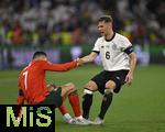 04.06.2025, Fussball UEFA Nations League 2024/25,  Halbfinale, Deutschland - Portugal, in der Allianz-Arena Mnchen. Joshua Kimmich (Deutschland) hilft Cristiano Ronaldo (Portugal) auf die Fe