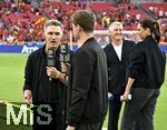 05.06.2025, Fussball UEFA Nations League 2024/25,  Halbfinale, Spanien - Frankreich, in der MHP-Arena Stuttgart, ARD Experte Bastian Schweinsteiger und TV Moderatorin Esther Sedlaczek (beide Deutschland). Vorne sein Bruder DAZN Experte Tobias Schweinsteiger (Deutschland). 