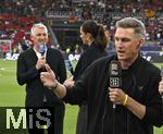 05.06.2025, Fussball UEFA Nations League 2024/25,  Halbfinale, Spanien - Frankreich, in der MHP-Arena Stuttgart, ARD Experte Bastian Schweinsteiger und TV Moderatorin Esther Sedlaczek (beide Deutschland). Vorne sein Bruder DAZN Experte Tobias Schweinsteiger (Deutschland)