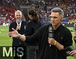 05.06.2025, Fussball UEFA Nations League 2024/25,  Halbfinale, Spanien - Frankreich, in der MHP-Arena Stuttgart, ARD Experte Bastian Schweinsteiger und TV Moderatorin Esther Sedlaczek (beide Deutschland). Vorne sein Bruder DAZN Experte Tobias Schweinsteiger (Deutschland). 