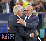05.06.2025, Fussball UEFA Nations League 2024/25,  Halbfinale, Spanien - Frankreich, in der MHP-Arena Stuttgart, v.l. Trainer Didier Deschamps (Frankreich) herzt Trainer Luis de la Fuente (Spanien) 