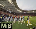 05.06.2025, Fussball UEFA Nations League 2024/25,  Halbfinale, Spanien - Frankreich, in der MHP-Arena Stuttgart, Beide Mannschaften laufen ins Spiel ein.