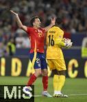 05.06.2025, Fussball UEFA Nations League 2024/25,  Halbfinale, Spanien - Frankreich, in der MHP-Arena Stuttgart, Mikel Oyarzabal (Spanien) und Torwart Mike Maignan (Frankreich) 
