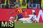 05.06.2025, Fussball UEFA Nations League 2024/25,  Halbfinale, Spanien - Frankreich, in der MHP-Arena Stuttgart, v.l. Lamine Yamal (Spanien) gegen Adrien Rabiot (Frankreich) 