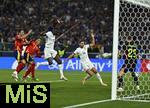 05.06.2025, Fussball UEFA Nations League 2024/25,  Halbfinale, Spanien - Frankreich, in der MHP-Arena Stuttgart, Randal Kolo Muani (Frankreich) trifft zum 5:4 gegen Torwart Simon Unai (Spanien) 