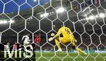05.06.2025, Fussball UEFA Nations League 2024/25,  Halbfinale, Spanien - Frankreich, in der MHP-Arena Stuttgart, Nico Williams (mitte, Spanien) Torschuss gegen Torwart Mike Maignan (Frankreich) 