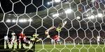 05.06.2025, Fussball UEFA Nations League 2024/25,  Halbfinale, Spanien - Frankreich, in der MHP-Arena Stuttgart, Torwart Simon Unai (Spanien) fliegt zum Ball, vergeblich.