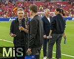 05.06.2025, Fussball UEFA Nations League 2024/25,  Halbfinale, Spanien - Frankreich, in der MHP-Arena Stuttgart, Familientreffen der Experten am TV-Mikrofon, hinten: Bastian Schweinsteiger (ARD) mit Esther Sedlaczek daneben sein Bruder Tobias Schweinsteiger (vorne, DAZN) am Spielfeldrand.