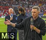 05.06.2025, Fussball UEFA Nations League 2024/25,  Halbfinale, Spanien - Frankreich, in der MHP-Arena Stuttgart, Familientreffen der Experten am TV-Mikrofon, li: Bastian Schweinsteiger (ARD) mit Esther Sedlaczek daneben sein Bruder Tobias Schweinsteiger (vorne, DAZN) am Spielfeldrand.