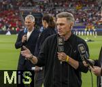 05.06.2025, Fussball UEFA Nations League 2024/25,  Halbfinale, Spanien - Frankreich, in der MHP-Arena Stuttgart, Familientreffen der Experten am TV-Mikrofon, li: Bastian Schweinsteiger (ARD) mit Esther Sedlaczek daneben sein Bruder Tobias Schweinsteiger (vorne, DAZN) am Spielfeldrand.