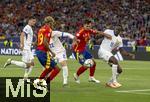05.06.2025, Fussball UEFA Nations League 2024/25,  Halbfinale, Spanien - Frankreich, in der MHP-Arena Stuttgart, Martin Zubimendi (mitte, Spanien) gegen Ibrahima Konate (re, Frankreich) 